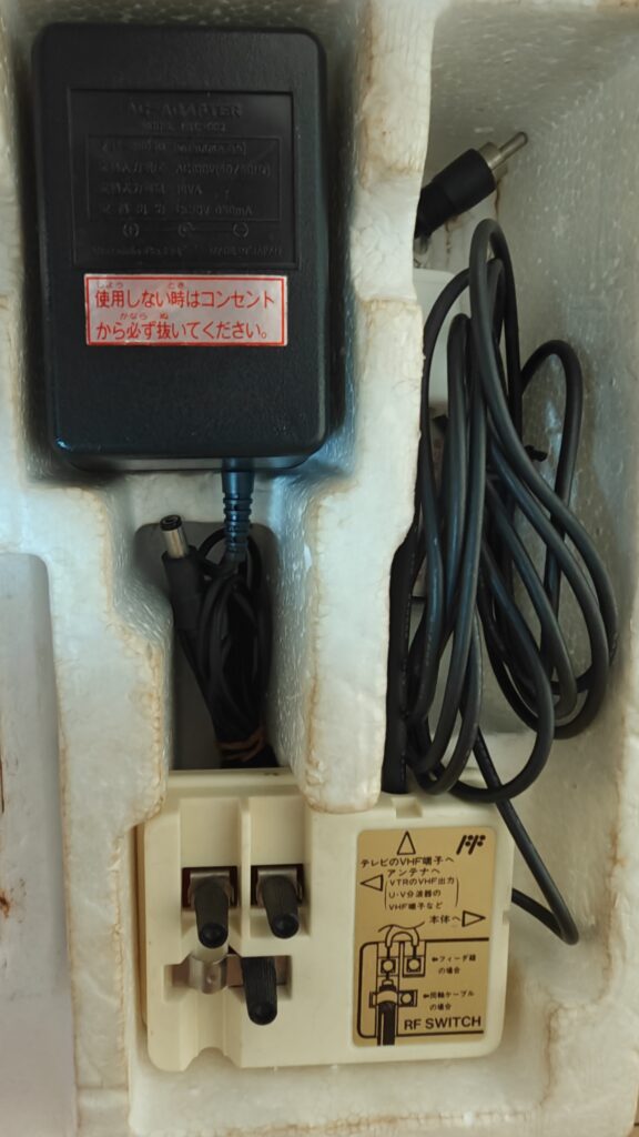 ファミコンのRFスイッチ。テレビのアンテナ端子に接続して映像を映す装置